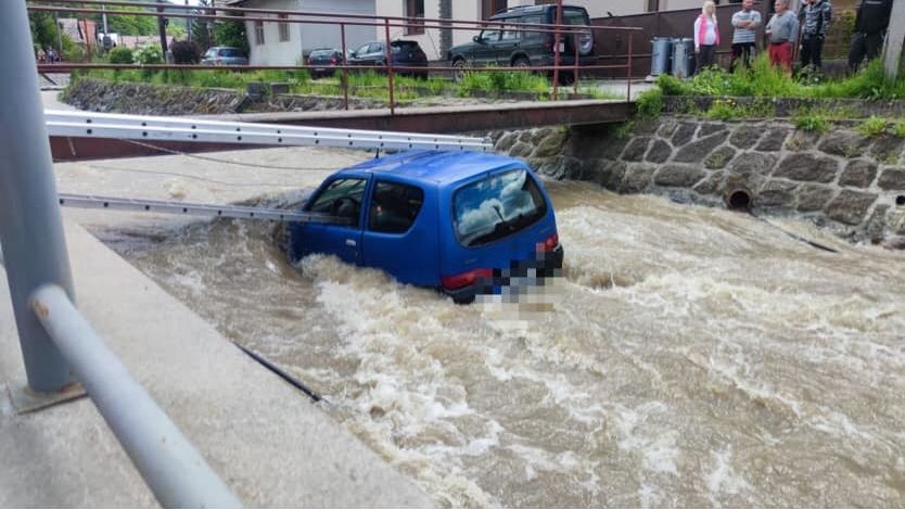 Seniorka na Slovensku vjela autem do rozvodněného potoka